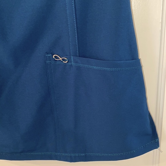 Cherokee Infinity V Neck Scrub top two front pockets size XS in Caribbean Blue - Picture 4 of 10